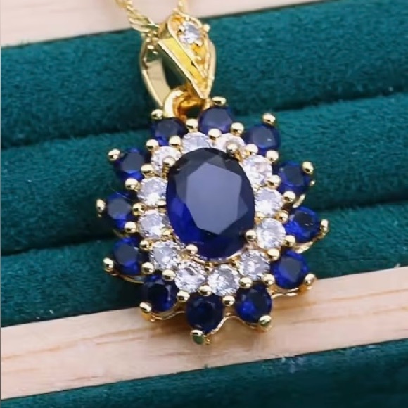 Elegant Gold and Blue Pendant Necklace - Picture 5 of 6